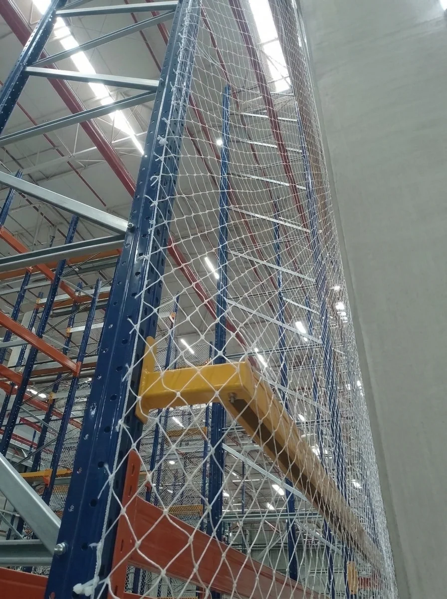 Detalhe técnico de suporte afastador metálico amarelo em viga U, cabo de aço perimetral e malha de proteção CARRÊ